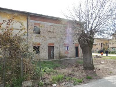 Fabbricato al rustico composto al P.T. da due vani e accessori, scala...