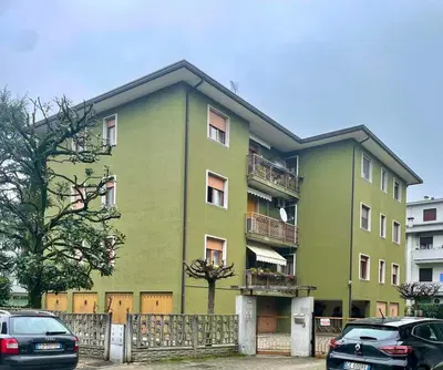 appartamento posto al 2° piano, dotato di garage e scoperto comune - La...
