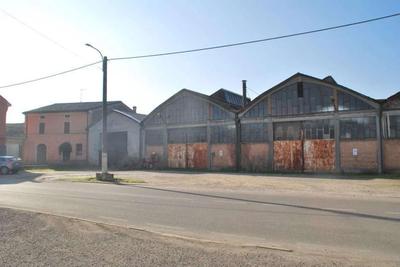 Capannoni ad uso deposito/magazzino su un unico piano ed altro classificato come “tettoia”, edificati in epoche e con caratteristiche costruttive diverse, con accessi sia dalla centrale via Marconi attraverso area retrostante non recintata di proprietà del lotto che immette sulla via Rottaiole.