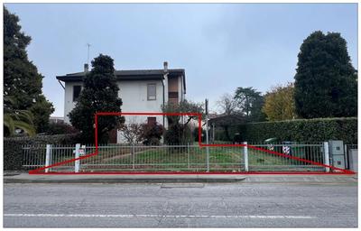 porzione di fabbricato bifamiliare sviluppata al piano terra e al piano seminterrato (quest’ultimo destinato a box auto) di un fabbricato che si eleva per due piani fuori terra oltre al piano seminterrato.Il compendio immobiliare in esame risulta edificato su un lotto di terreno avente conformazione planimetrica rettangolare e superficie pertinenziale pari a circa mq 340,00.
