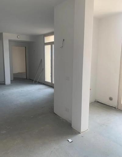 Il Lotto 20, con il bene mobile: cabina doccia, risulta così composto: Appartamento di civile abitazione per una superficie commerciale complessiva di circa mq 102,00 sito al piano 4 e 5 con un posto auto coperto al piano S2 e cantina al piano S2, il tutto per la quota di 1/1 del diritto di piena proprietà. La superiore descrizione è un estratto; per una descrizione più dettagliata e completa si invita a prendere visione delle perizie (mobiliare ed immobiliare) e a quanto scritto sull’avviso di vendita.