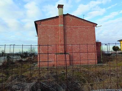 Compendio immobiliare, costituito da quattro unità abitative a schiera di due piani fuori terra allo stato grezzo, facente parte del piano di lottizzazione residenziale denominato "Ottoboni" sito in Comune di Ponte di Piave (TV), località Levada, Via Giovanna Cappellotto Callegari.