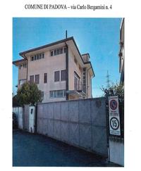 Edificio costituito da ampio magazzino (al piano seminterrato, primo e secondo con pensilina di carico di circa mq. 407 di superficie lorda a piano, superficie totale al lordo dei muri esterni mq. ...