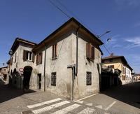 Edificio di civile abitazione a due piani fuori terra, a...