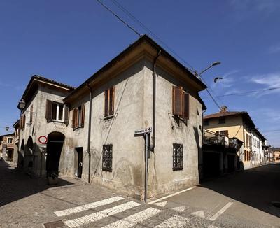 Edificio di civile abitazione a due piani fuori terra, a...