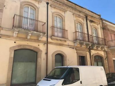 piena proprietà di appartamento sito in Pachino (SR), Via Garrano n. 12, che si sviluppa fra il primo ed il secondo livello di un organismo edilizio sito tra la Via Garrano e la Via Trieste (in N.C.E.U. del Comune di Pachino al foglio 15, p.lla 8847, sub. 4, vani 11,5, cat. A/2, cl. 2)