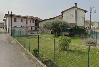 Abitazione con fabbricati annessi, in Aiello del Friuli, via Fiume n. 2
