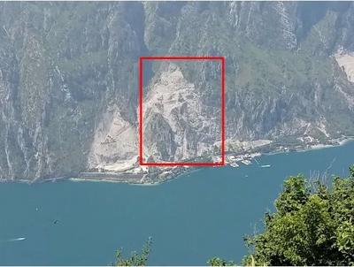 Terreni, costituenti cava, alle pendici del Monte...