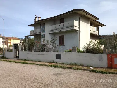 Piena ed intera proprietà (quota 1/1) di: abitazione in villini (Cat. A/7) elevata su tre piani — piano seminterrato, terra e primo con annessa autorimessa e corte di pertinenza; il tutto ubicato ad Atzara (NU), angolo tra Via Umberto I (già Località «Crabosu») e Via Grazia Deledda,s.n.c.