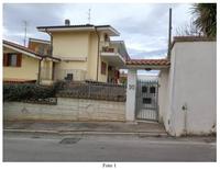 Appartamento ad uso di civile, locale-garage al piano seminterrato e posto-auto scoperto al piano seminterrato.