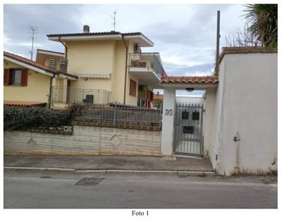 Appartamento ad uso di civile, locale-garage al piano seminterrato e posto-auto scoperto al piano seminterrato.