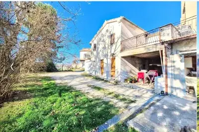 Fabbricato da cielo a terra con pertinenze, sito in Cingoli (MC), Località Colcerasa n.11. Superfici: Abitazione PT mq 90, P1 mq 90, terrazzi mq 28, accessorio mq 58; Autorimessa PT mq 11; Accessorio PS1 e PT mq 79 Per maggiori informazioni visitare il portale www.quimmo.it - Codice annuncio 25501