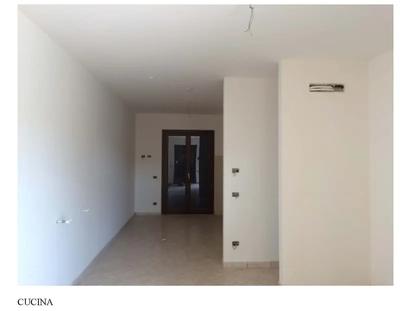 Appartamento composto da soggiorno con angolo cottura, camera, bagno e cantina conlavatoio al piano interrato nonché 2 giardini. Autorimessa.