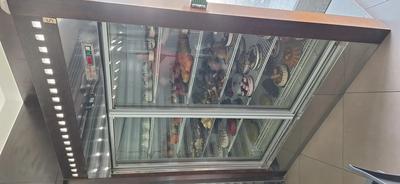 N. 1 vetrina screen dei Fili Angelo, della lunghezza di mt 2, dotata di motore e frigo.