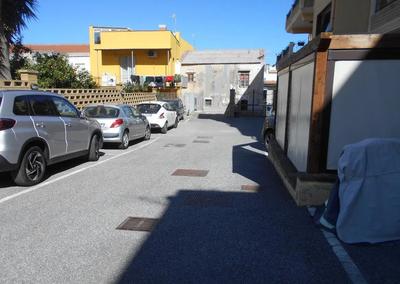 Quota di 1/1 intera proprietà del seguente bene: a) Unità immobiliare destinata a diventare civile abitazione. Attualmente è completamente al rustico e fa parte di un fabbricatoin costruzione (quest'ultimo a tre elev. f.t. e mansarda), al momento non è suddiviso in vani; b) civile abitazione piano 2 e 3 (sottotetto), l'unità immobiliare non è completata; c) posto auto scoperto; d) posto auto scoperto; e) posto auto scoperto; f) posto auto scoperto; g) posto auto scoperto; h) area urbana.