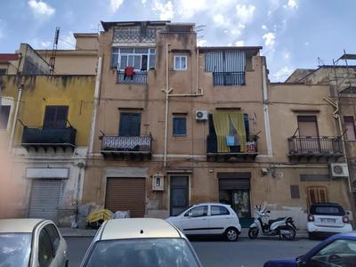 appartamento sito in Palermo, via Brancaccio n. 225, ubicato al piano secondo a sinistra salendo la scala ,costituito da 4,5 vani e terrazzino al piano ed area libera sovrastante; identificato al catasto  al foglio 76, particella 233, sub. 6, cat.A/4, classe 3, consistenza 4,5 vani, rendita 97,60; l'appartamento comprende ingresso-soggiorno, pranzo, cucinino in loggia chiusa a veranda, w-c doccia, camera da letto, soprastante terrazzo in gran parte verandato con grande vano e due locali accessori 