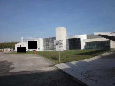 Capannone industriale con uffici, servizi e area esterna...