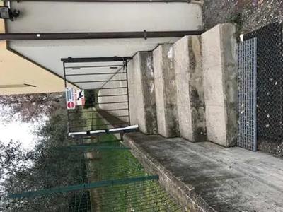 Diritto di piena proprietà per la quota dell'intero su appartamento con cantina, resede esclusivo, area urbana/piccolo resede e garage posti in Foiano della Chiana (AR) via Giuseppe Di Vittorio n. 90 appartenenti a fabbricato edificato su area P.E.E.P. oltre quota di 1/12 del diritto di piena proprietà su area urbana/ resede condominiale e quota di 1/4 del diritto di piena proprietà su due aree urbane/resedi condominiali e su locale deposito oltre proporzionali diritti sulle utilità comuni