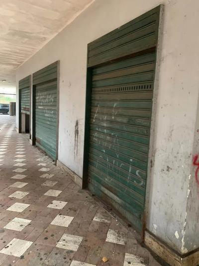 Piena e intera proprietà del seguente immobile sito in Melito di Napoli alla Via Salvatore di Giacomo n° 138-140: Locale commerciale al piano T - interno 1 - scala D - lotto A, sup. cat. 328 mq