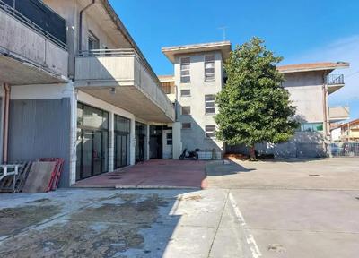 Piena proprietà di appartamento, posto all'interno di edificio ad uso residenziale con al piano terra locali ad uso magazzino, sito in via Emilia Romagna n.165/B , nel comune di Cattolica (Rimini). 