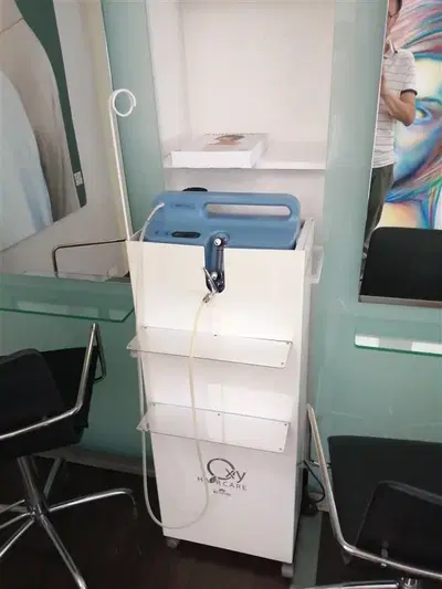 STOCK DI DISPOSITIVI, ARREDO E ATTREZZATURA PER ATTIVITÀ DI PARRUCCHIERA 