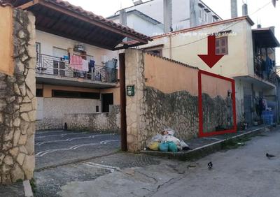 Piena ed intera proprietà dei cespiti ubicati in Casandrino al vico Francesco Gozzolino n.17, livello lastrico solare al quale si accede da cassa scala B essendo la fine del vano scala A (da cui si dovrebbe accedere) murato e privo dei requisiti di sicurezza di salita sulle rampe.