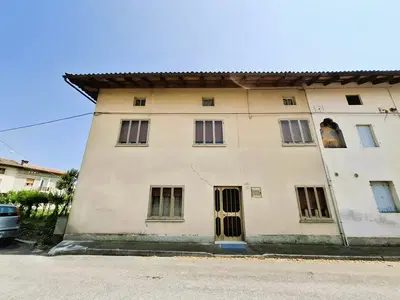 Abitazione della superficie commerciale di 313,81 mq, in Mereto di Tomba,...