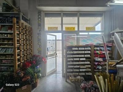 Diritti di piena proprietà su laboratorio artigianale al piano terra composto da un locale ampio unico disposto su un livello, oltre ad un piccolo soppalco adibito ad ufficio cui si accede con rampa metallica e servizi igienici, con portico esterno.