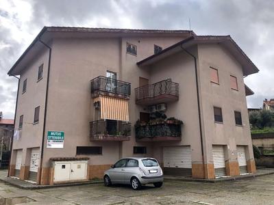 Appartamento al piano primo con soffitta al piano...