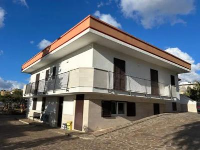 Unità immobiliare ad uso abitativo disposta su due livelli collegati da una...