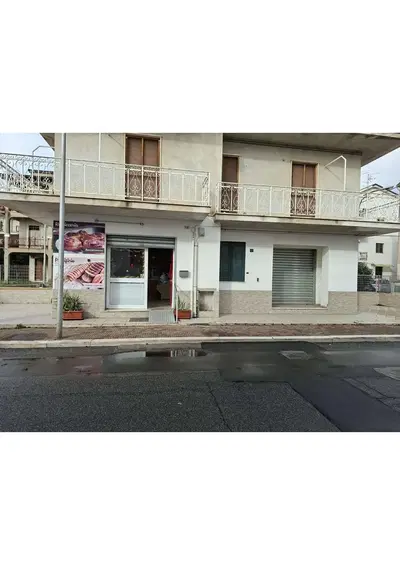 Piena proprietà dell’immobile ubicato in Marconia - Frazione di Pisticci (MT) - alla Via Veneto n. 5, piano terra, costituito da quattro ambienti tra loro collegati da aperture nelle murature interne sprovvisti di porte, che si sviluppa su una superficie complessiva lorda di mq 106 circa e netta di mq 86,96 con altezza utile interna di metri 3,00, confinante a con via Lucca a nord est ovest, a sud con via Veneto e con altra proprietà ubicata al piano primo e secondo dello stabile