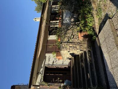 VILLETTA UBICATA A SEZZE COSTITUITA DA UN FABBRICATO AVENTE DUE UNITA'...