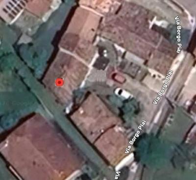 Abitazione costituita da porzione terminale di edificio in linea di vecchia costruzione, accesso da via Borgo Piai tramite corte comune, su tre livelli: terra con zona living e bagno; primo con 2 camere; secondo a soffitta, in stato di abbandono e inagibile necessitando di ristrutturazione. Scoperto antistante di pertinenza recintato privo di posto auto che potrà essere adibito a parcheggio previa rimozione della recinzione e del manufatto precario. Risulta disabitato in stato di abbandono.