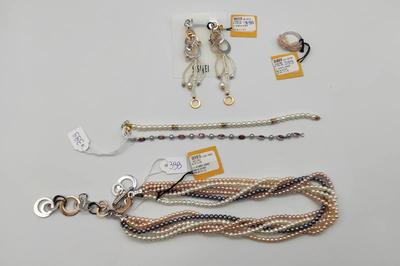 n. 2 bracciali - n. 1 anello - n. 1 paio di orecchini - n. 1 collana con parti in argento (lotto 399)