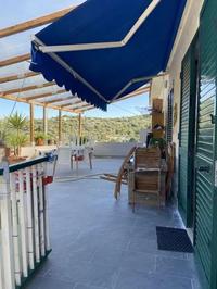 Appartamento primo piano composto da ingresso, zona soggiorno con cucina abitabile, ripostiglio, due camere da letto, un bagno e balcone. Presenti fenomeni infiltrativi.Classe energetica G.