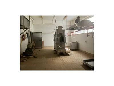 Piena proprietà di 1000/1000 di locale commerciale, costituito da un laboratorio artigiano, adibito a caseificio. L’immobile, ubicato al piano terra di un fabbricato fronte strada pubblica a quattro elevazioni fuori terra, è adibito a laboratorio ed ha una superficie di circa 84 mq, classe 3, consistenza 76 mq, superficie catastale 84 mq, rendita: euro 266,91. All'interno attrezzature per caseificio