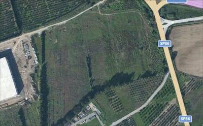 Terreno di forma rettangolare e pianeggiante sito località «Lo Stretto» in agro del comune di FEROLETO ANTICO, dell’estensione complessiva di 79900 mq , distinto in catasto terreni al foglio di mappa n°30 p.lle n. 37 e 39; in base all’originario PRG il terreno era stato oggetto di Variante Urbanistica adottata a seguito di conferenza dei servizi ed approvata con delibera del C.C. n 22 del 21/06/2008. Secondo il vigente P.S.C. il terreno si trova in Ambito: «asp2 - zone edificate o in co
