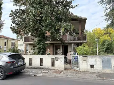Piena ed esclusiva proprietà di compendio immobiliare costituito da una porzione di fabbricato adibito ad abitazione situato al piano terra composto da disimpegno, cucina, bagno e tre camere, l’unità è collegata tramite scala all’unità posta al piano primo identificata al lotto 2 , vi è inoltre un ripostiglio sottoscala accessibile dall’esterno e un vano centrale termica comune comune alle abitazioni di cui ai lotti 1 e 2, nonché corte comune circostante. Il compendio immobiliare è libero.