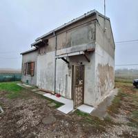 Abitazione su due piani di tipo economico, indipendente...