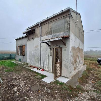 Abitazione su due piani di tipo economico, indipendente su 4 lati con circostante terreno agricolo