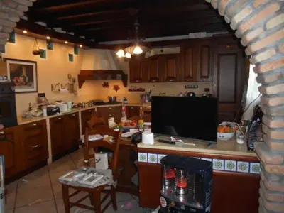 fabbricato ad uso abitazione al piano terra e primo...