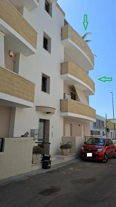 Piena Proprietà per la quota di 1000/1000 di civile abitazione con box