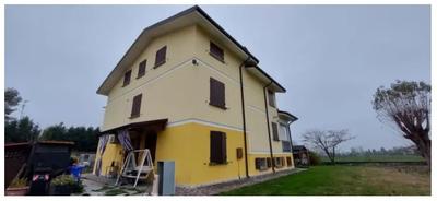Piena proprietà di porzione di fabbricato posto al piano terra ad uso civile abitazione in fabbricato composto da n. 2 unità immobiliari ed ambia area cortiliva non esclusiva in Comune di San Possidonio, Via Matteotti n. 18.