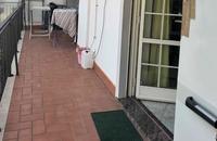 Appartamento posto al primo piano di un complesso residenziale su due livelli con area di pertinenza esclusiva adibita a piazzale di parcheggio, ha accesso da una scala interna condominiale e si compone di un ingresso con soggiorno/pranzo e angolo cottura, due bagni e due camere da letto, un balcone e un ampio terrazzo su cui si affaccia la zona giorno/pranzo. Identificato al catasto fabbricati al foglio 32 particella 735 sub 14, categoria A2. 