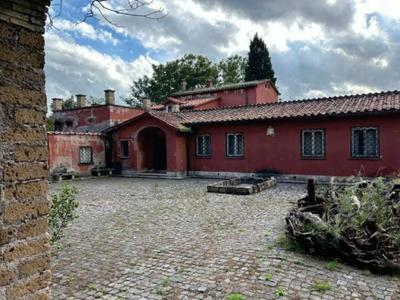 Villa da riqualificare con parco, piscina e pertinenze sita a Roma (RM), in...