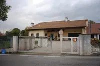 abitazione unifamiliare distribuita su tre piani con...
