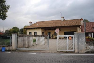 abitazione unifamiliare distribuita su tre piani con area scoperta esclusiva e rimessa, costituita da: al P.T. cucina, soggiorno, pranzo e salotto, corridoio, wc, lavanderia-centrale termica; al p....