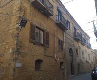 Appartamento e magazzino siti in Naro (Ag), via...