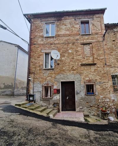 Appartamento ubicato a Civitella del Tronto (TE) -...