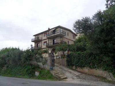 Immobile posizionato al Piano Terra/Seminterrato di un...